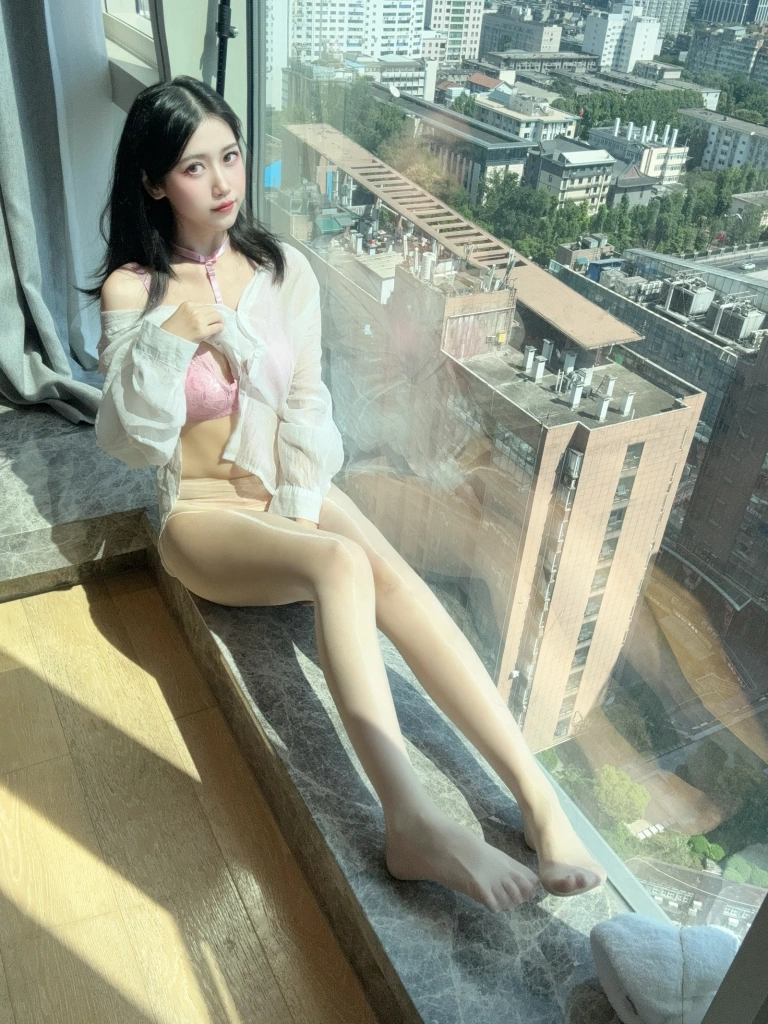《粉色衬衣女友》｜不呆猫 · 66张写真、1 个视频