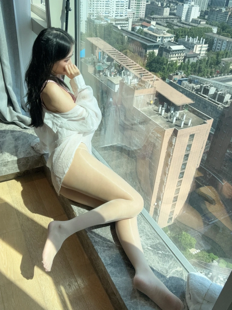 《粉色衬衣女友》｜不呆猫 · 66张写真、1 个视频