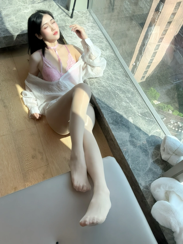 《粉色衬衣女友》｜不呆猫 · 66张写真、1 个视频