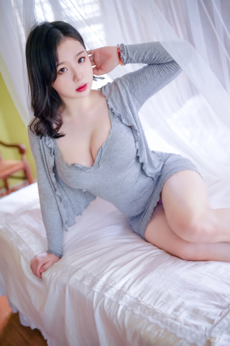 《房东太太》｜皮皮奶 · 50张写真