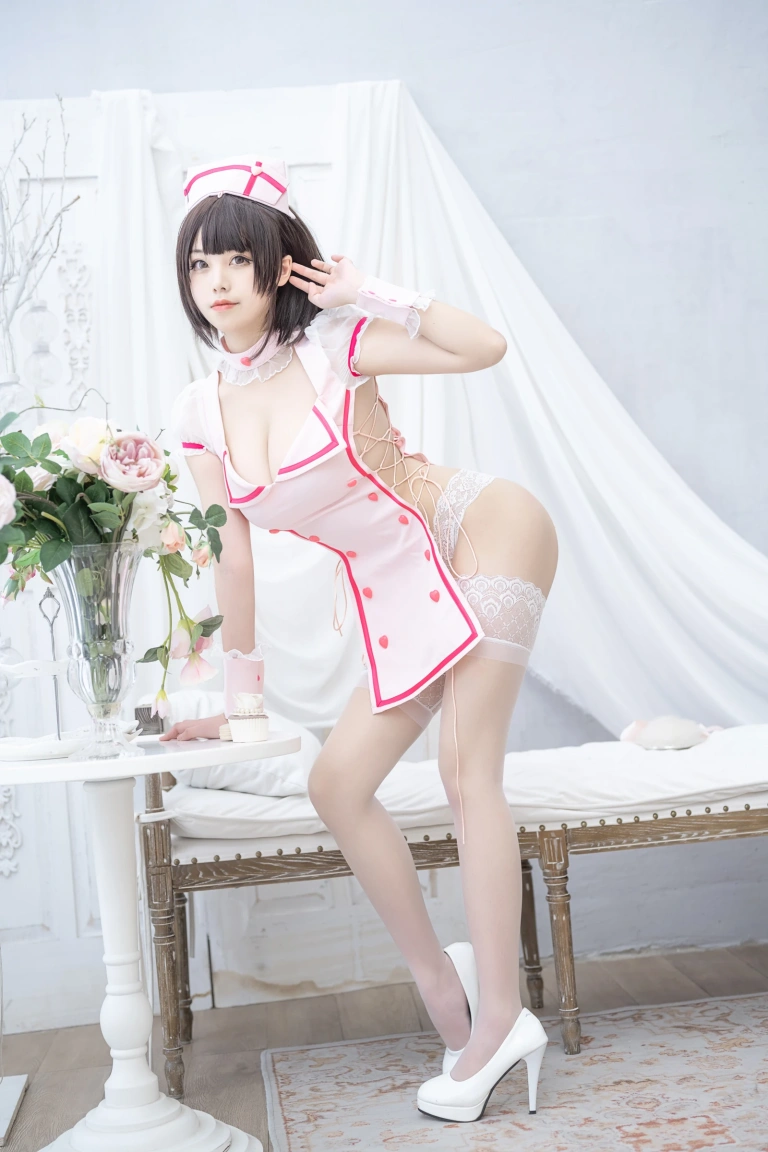 《粉色小护士》｜蜜汁猫裘 · 61张写真