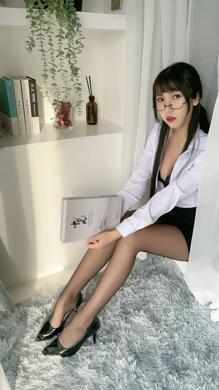 《黑丝包臀裙OL》｜不呆猫 · 24张写真、5 个视频
