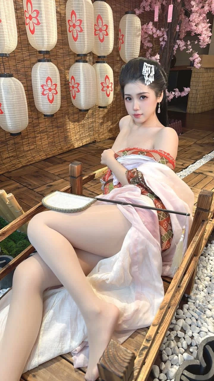 《B站舰长福利》｜不呆猫 · 129张写真、2 个视频