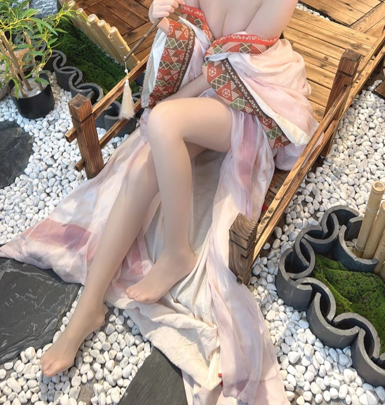 《B站舰长福利》｜不呆猫 · 129张写真、2 个视频