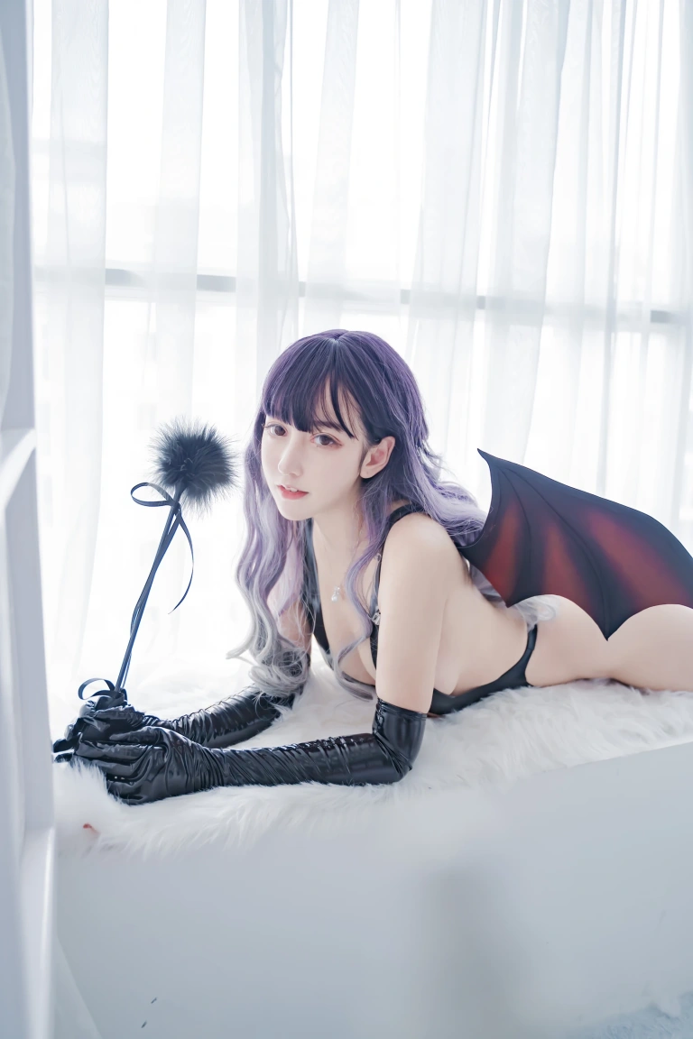 《胶衣恶魔》｜过期米线线喵 · 31张写真