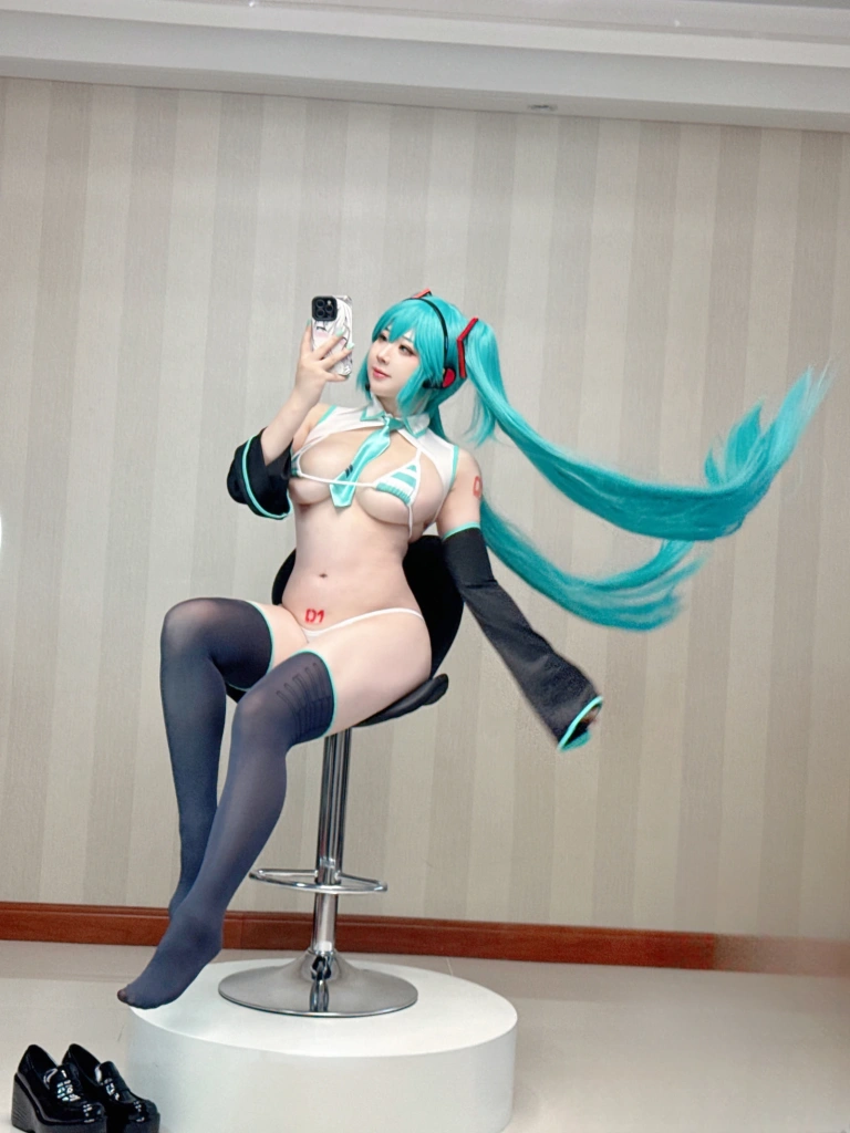 《初音未来》｜皮皮奶 · 57张写真、3 个视频