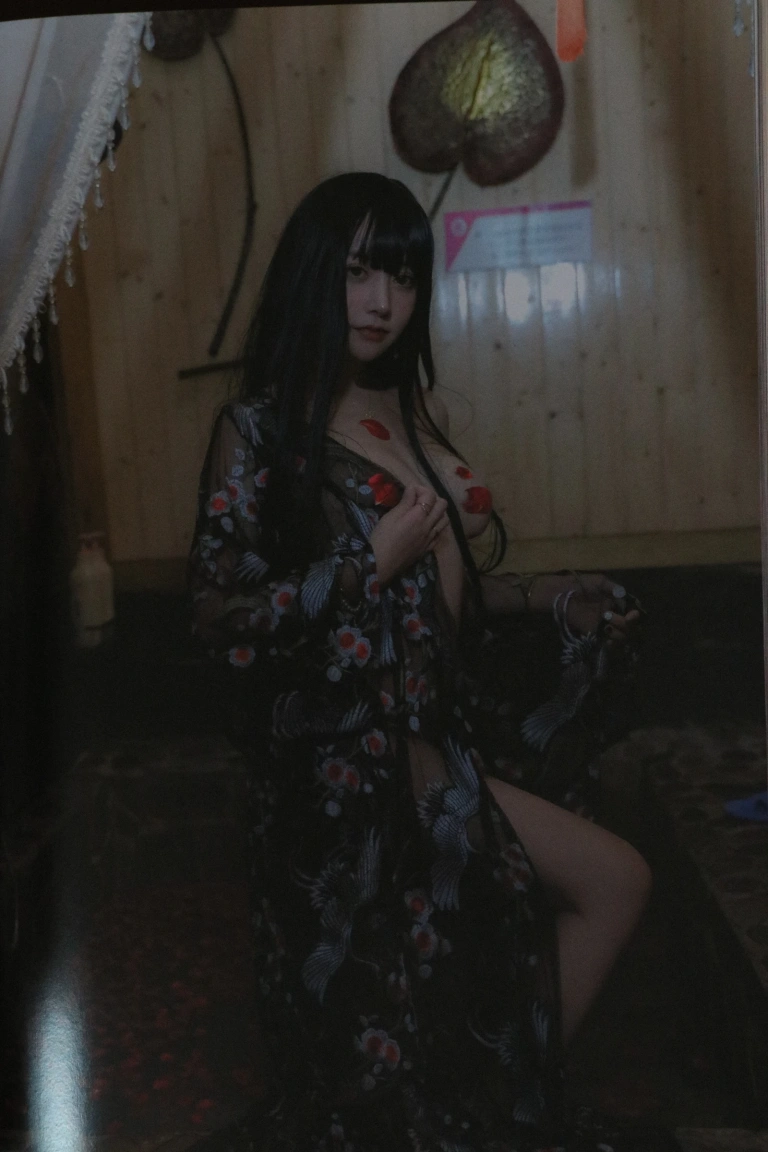 《温泉本（电子版+扫描版）》｜过期米线线喵 · 145张写真