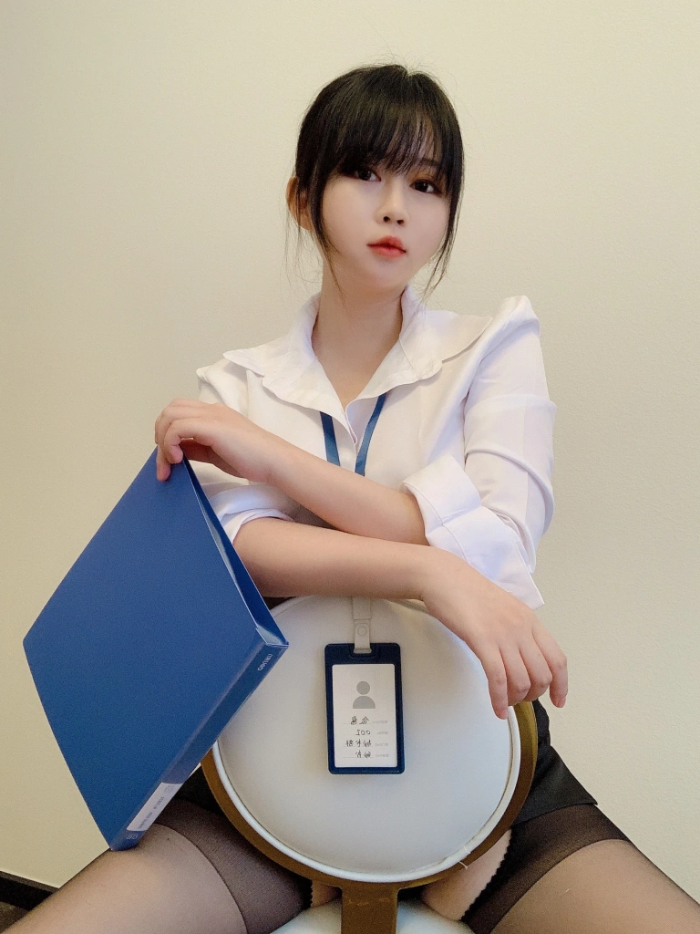 《黑丝制服》｜依酱 · 29张写真