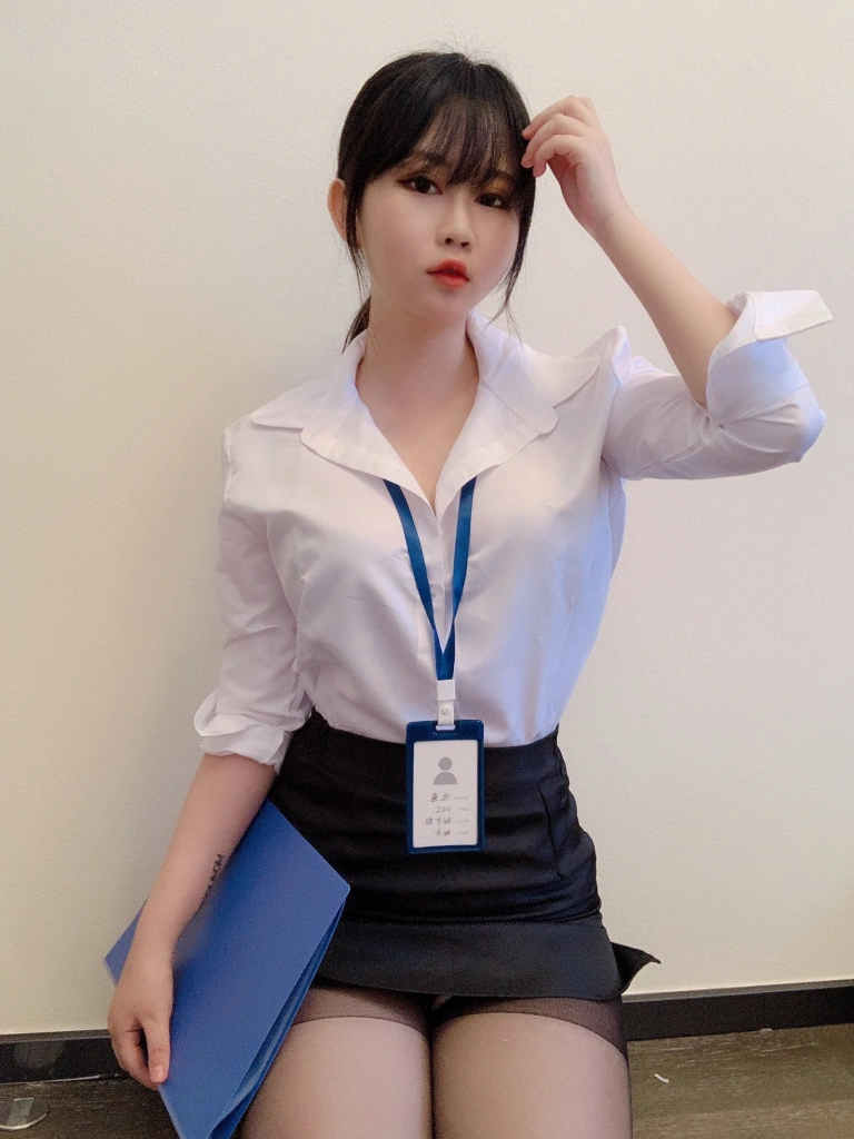 《黑丝制服》｜依酱 · 29张写真
