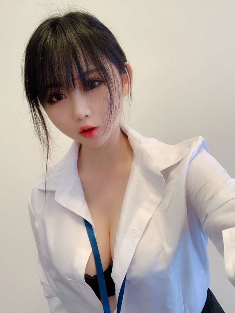 《黑丝制服》｜依酱 · 29张写真