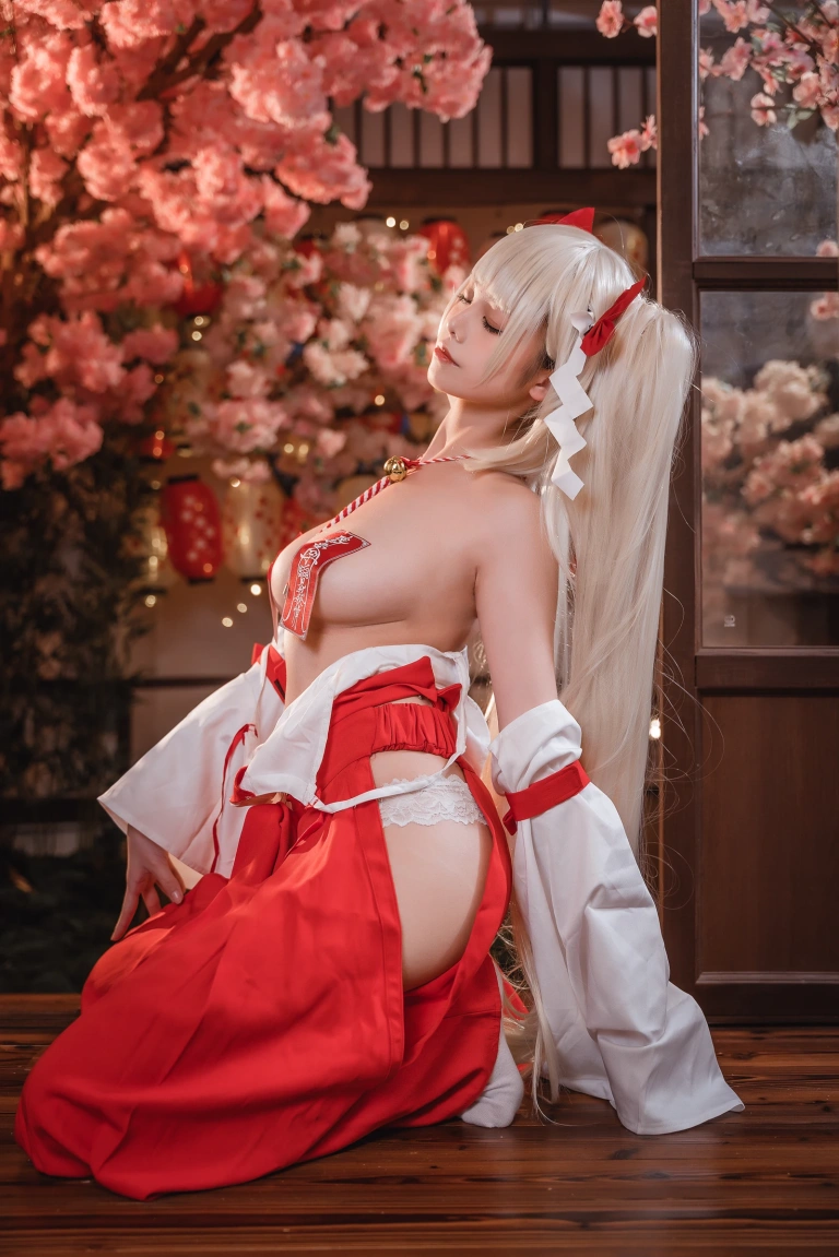 《可畏巫女》｜蜜汁猫裘 · 50张写真、4 个视频