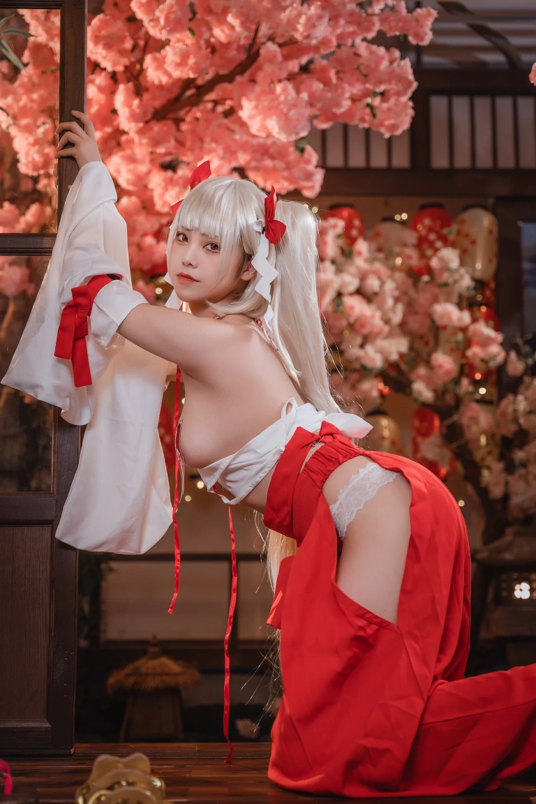 《可畏巫女》｜蜜汁猫裘 · 50张写真、4 个视频
