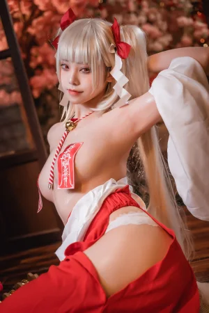 《可畏巫女》｜蜜汁猫裘 · 50张写真、4 个视频