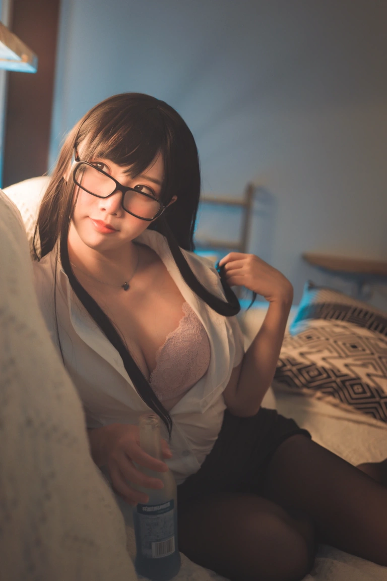 《醉酒OL》｜面饼仙儿 · 26张写真