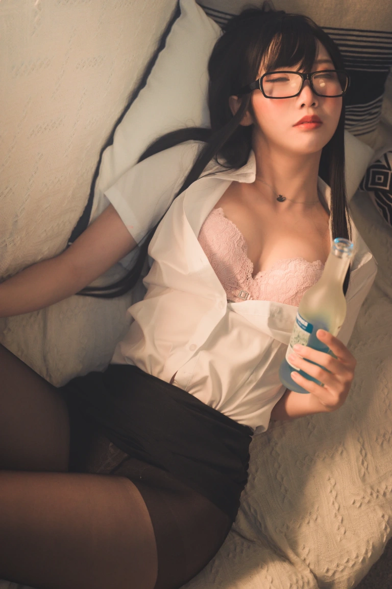《醉酒OL》｜面饼仙儿 · 26张写真