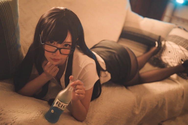 《醉酒OL》｜面饼仙儿 · 26张写真