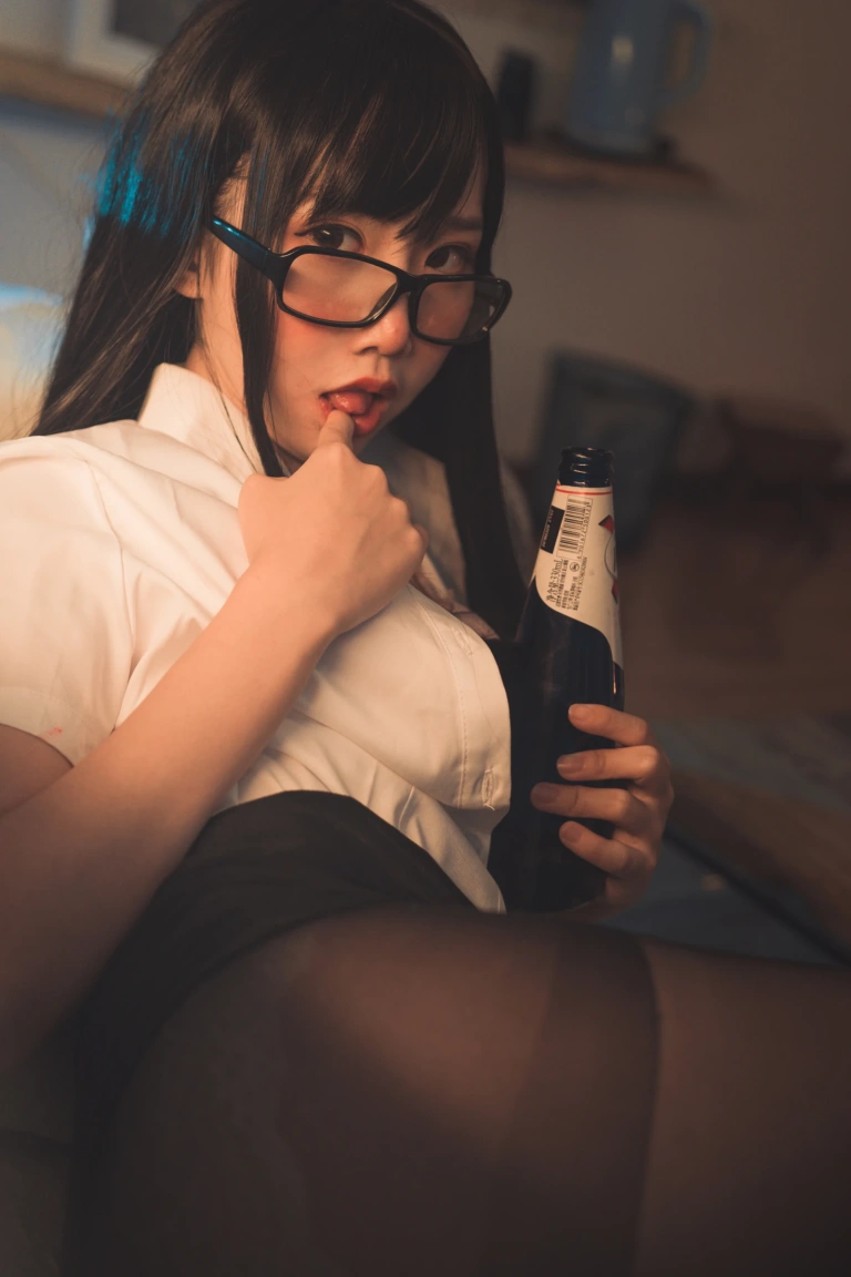 《醉酒OL》｜面饼仙儿 · 26张写真