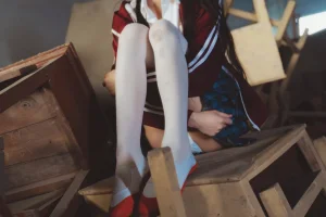《桜桃未熟3 废弃教室》｜桜桃喵 · 38张写真