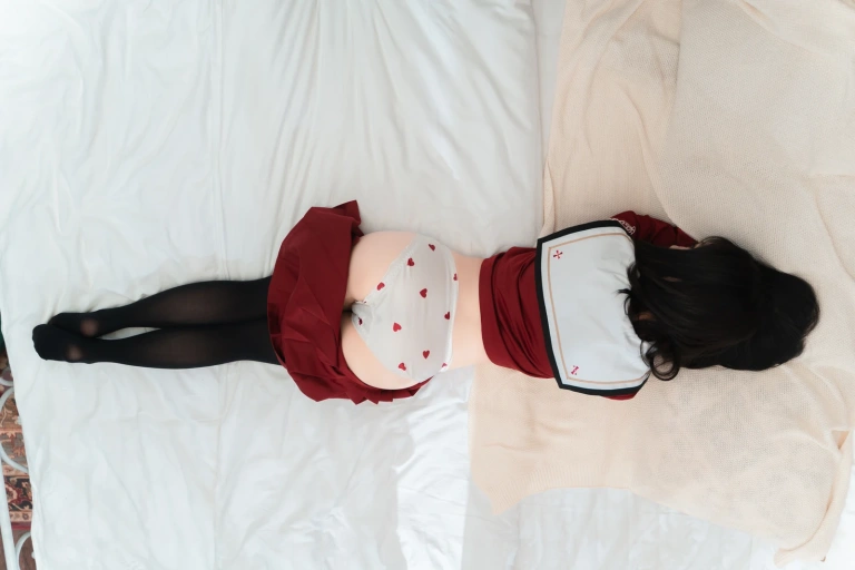 《红色JK》｜面饼仙儿 · 16张写真