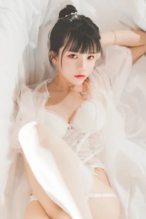《白纱糖01》｜桜桃喵 · 40张写真