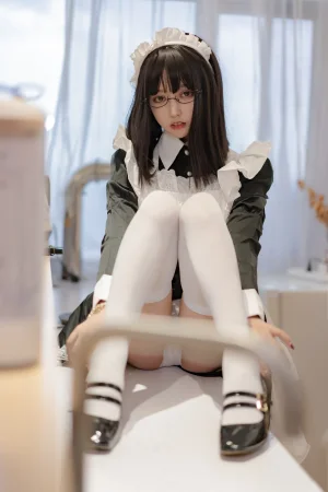 《女仆长》｜过期米线线喵 · 28张写真