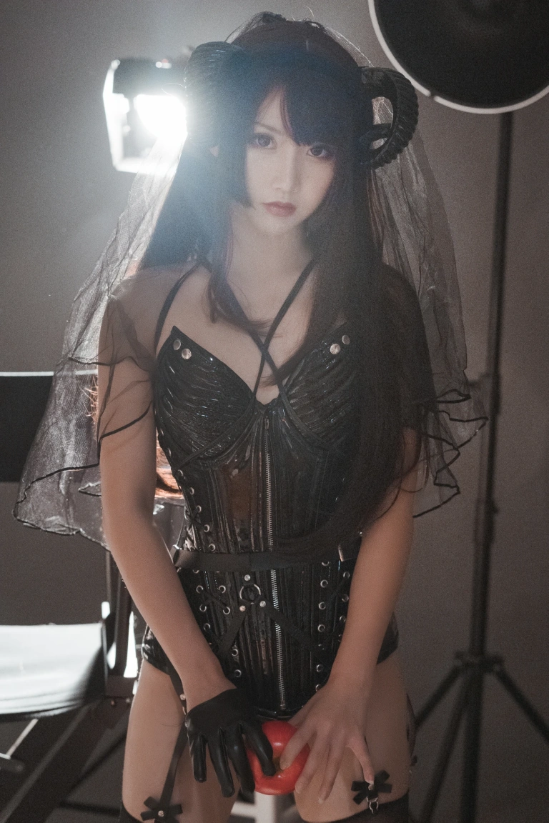 《束腰魅魔》｜面饼仙儿 · 27张写真