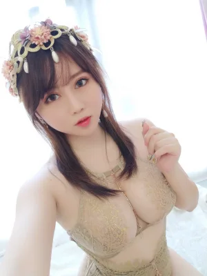 《睡衣》｜依酱 · 24张写真