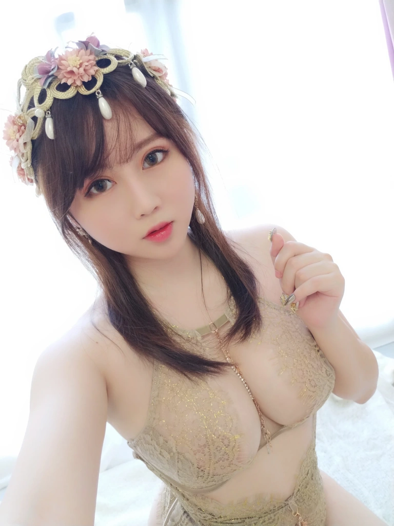 《睡衣》｜依酱 · 24张写真