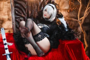 《2b》｜蜜汁猫裘 · 72张写真、1 个视频