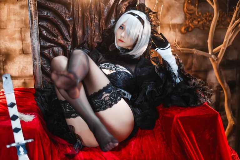 《2b》｜蜜汁猫裘 · 72张写真、1 个视频