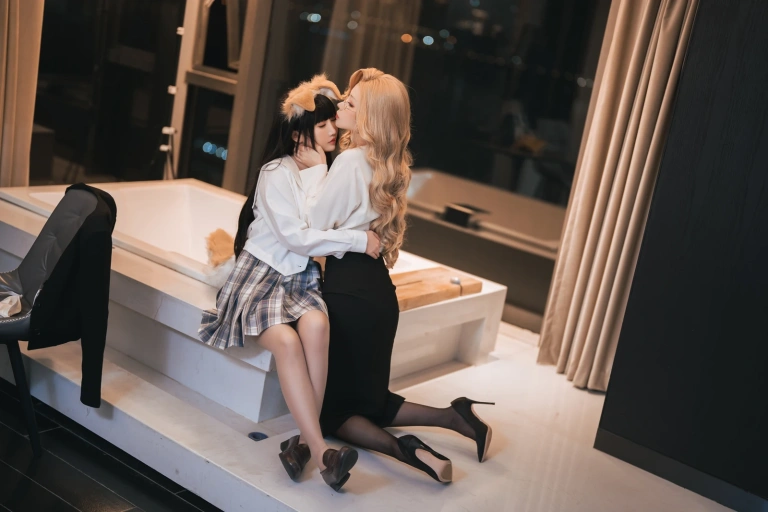 《女上司双人组合版》｜面饼仙儿&rioko凉凉子 · 41张写真、1 个视频