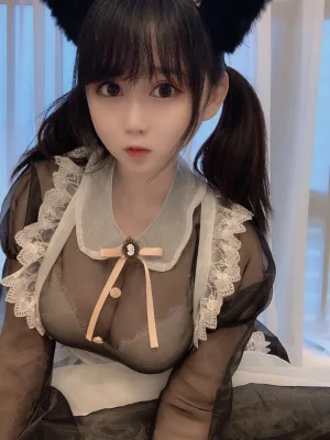 《女仆自拍》｜依酱 · 29张写真、2 个视频