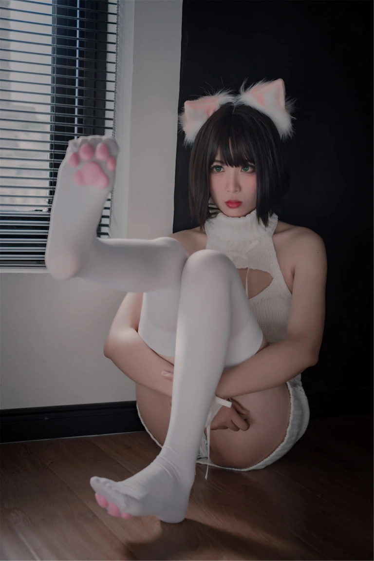 《NO.11 – 猫爪袜》｜轩萧学姐 · 40张写真
