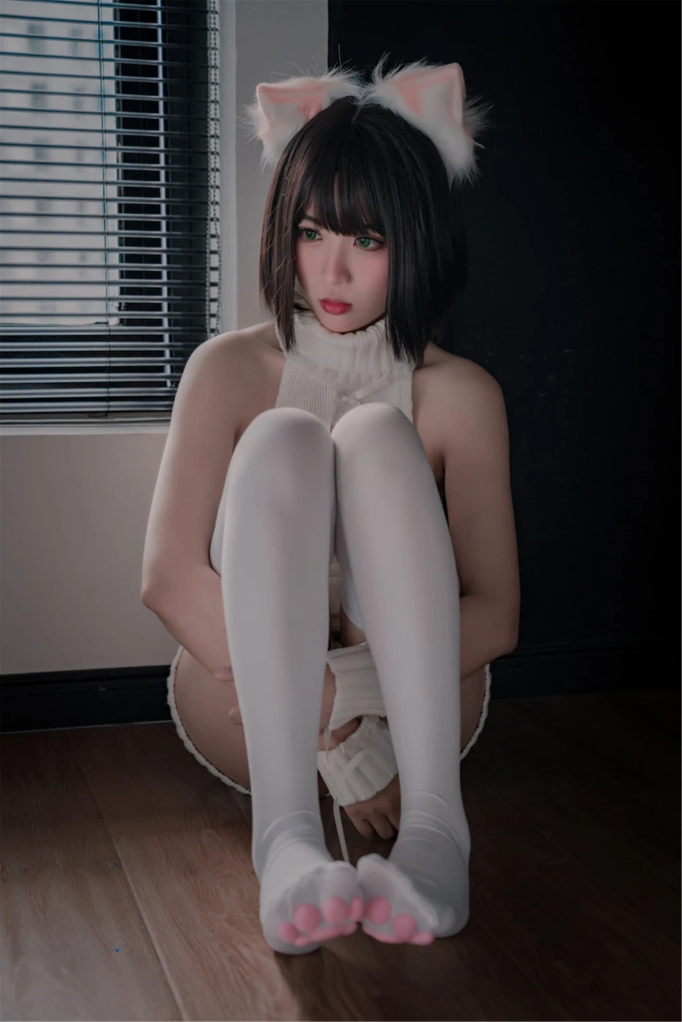 《NO.11 – 猫爪袜》｜轩萧学姐 · 40张写真