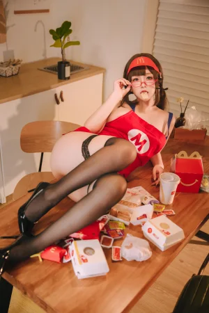 《麦乐送》｜日奈娇(椎名莜) · 143张写真、4 个视频