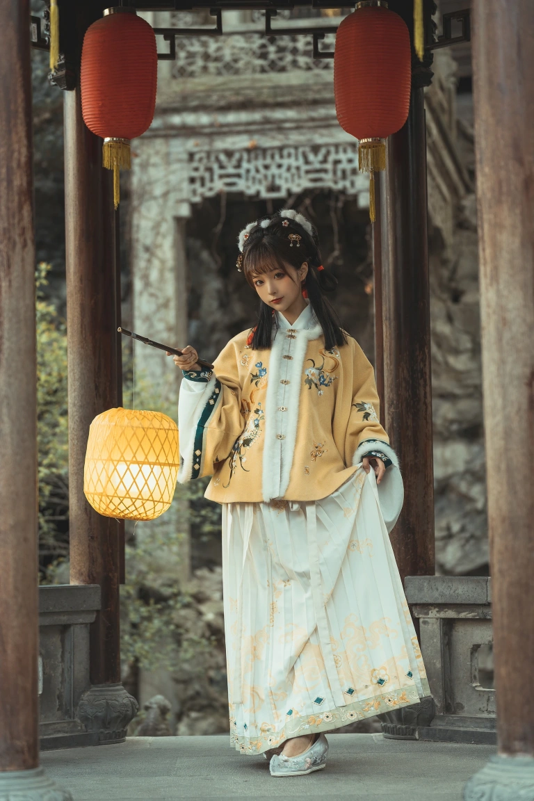 《黄汉服》｜蠢沫沫 · 9张写真