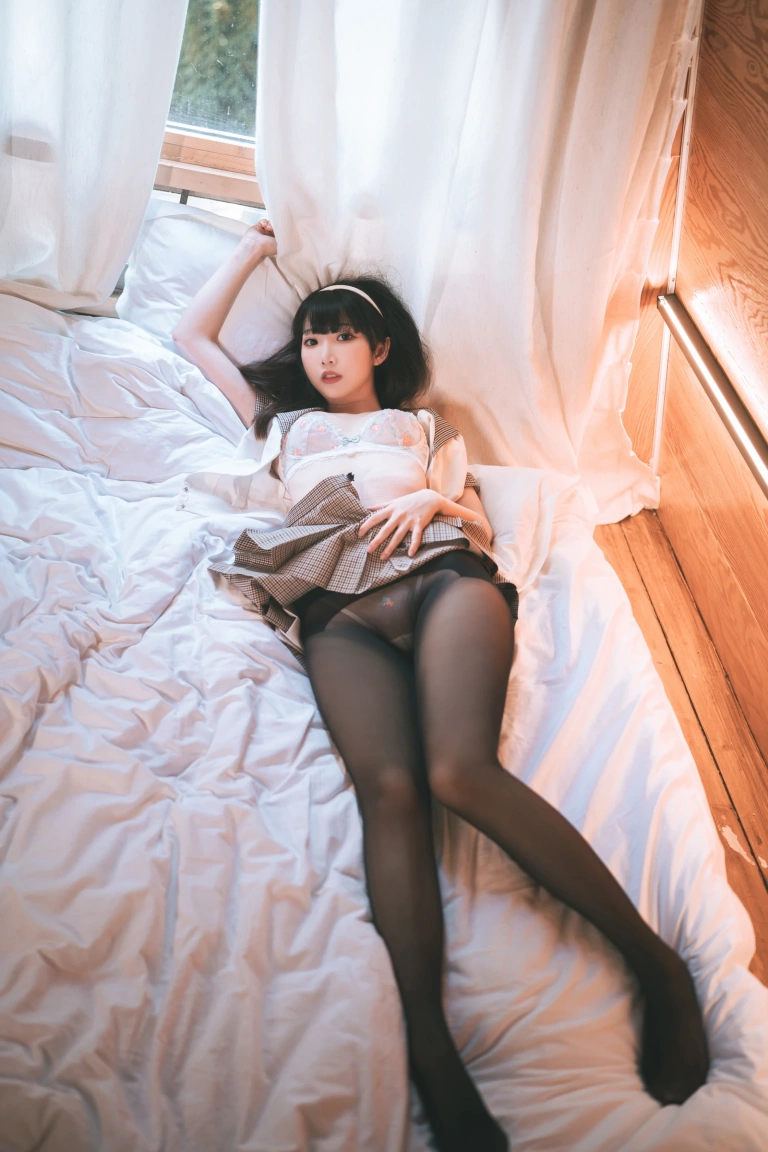 《黑丝露营JK》｜面饼仙儿 · 40张写真