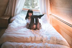 《黑丝露营JK》｜面饼仙儿 · 40张写真