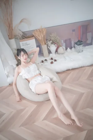 《白色睡衣》｜周叽是可爱兔兔 · 23张写真