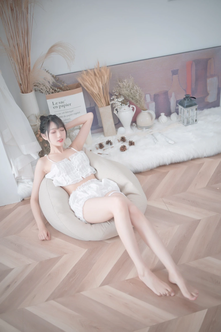 《白色睡衣》｜周叽是可爱兔兔 · 23张写真