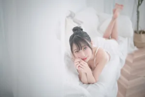 《白色睡衣》｜周叽是可爱兔兔 · 23张写真