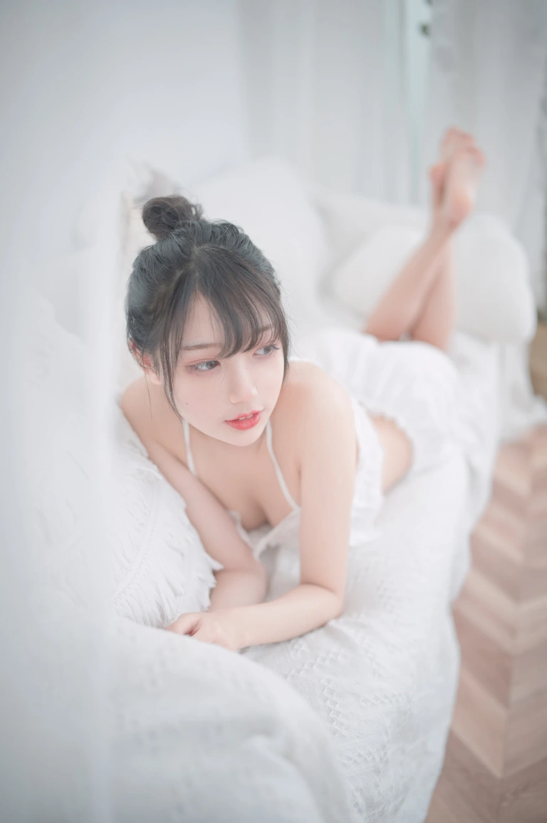 《白色睡衣》｜周叽是可爱兔兔 · 23张写真
