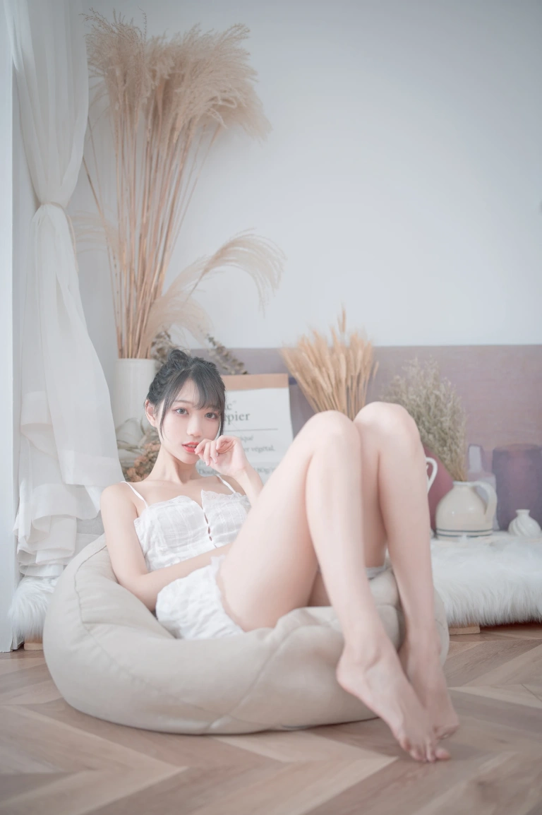 《白色睡衣》｜周叽是可爱兔兔 · 23张写真