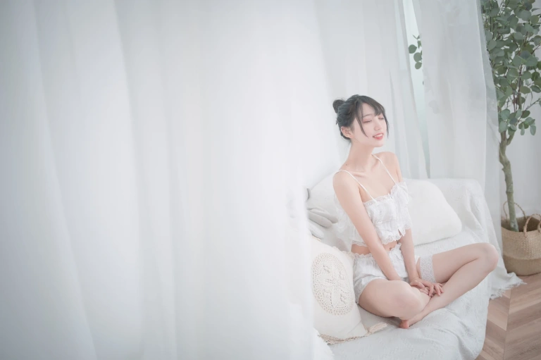 《白色睡衣》｜周叽是可爱兔兔 · 23张写真