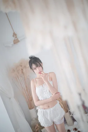 《白色睡衣》｜周叽是可爱兔兔 · 23张写真