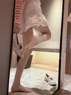 《条纹毛衣》｜桜桃喵 · 22张写真