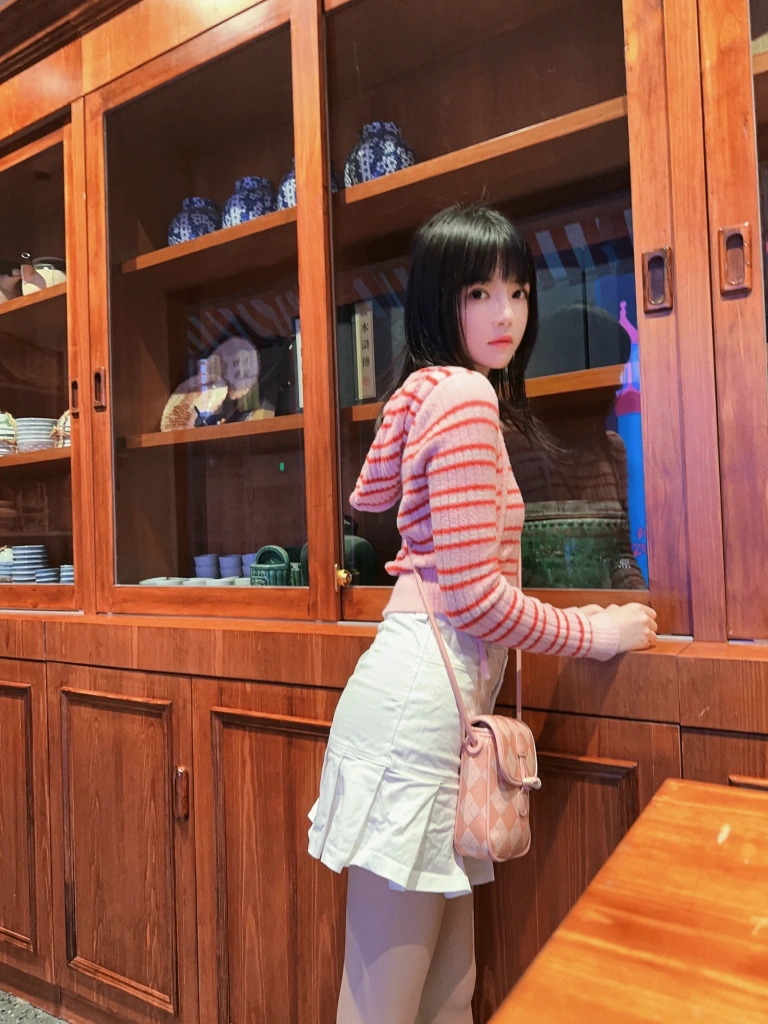 《条纹毛衣》｜桜桃喵 · 22张写真