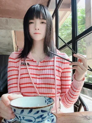 《条纹毛衣》｜桜桃喵 · 22张写真