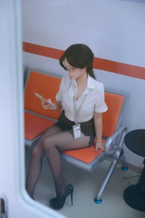 《地铁OL》｜日奈娇(椎名莜) · 287张写真、8 个视频