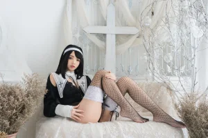 《危险祈祷（修女）》｜雯仔不讲道理 · 31张写真、3 个视频